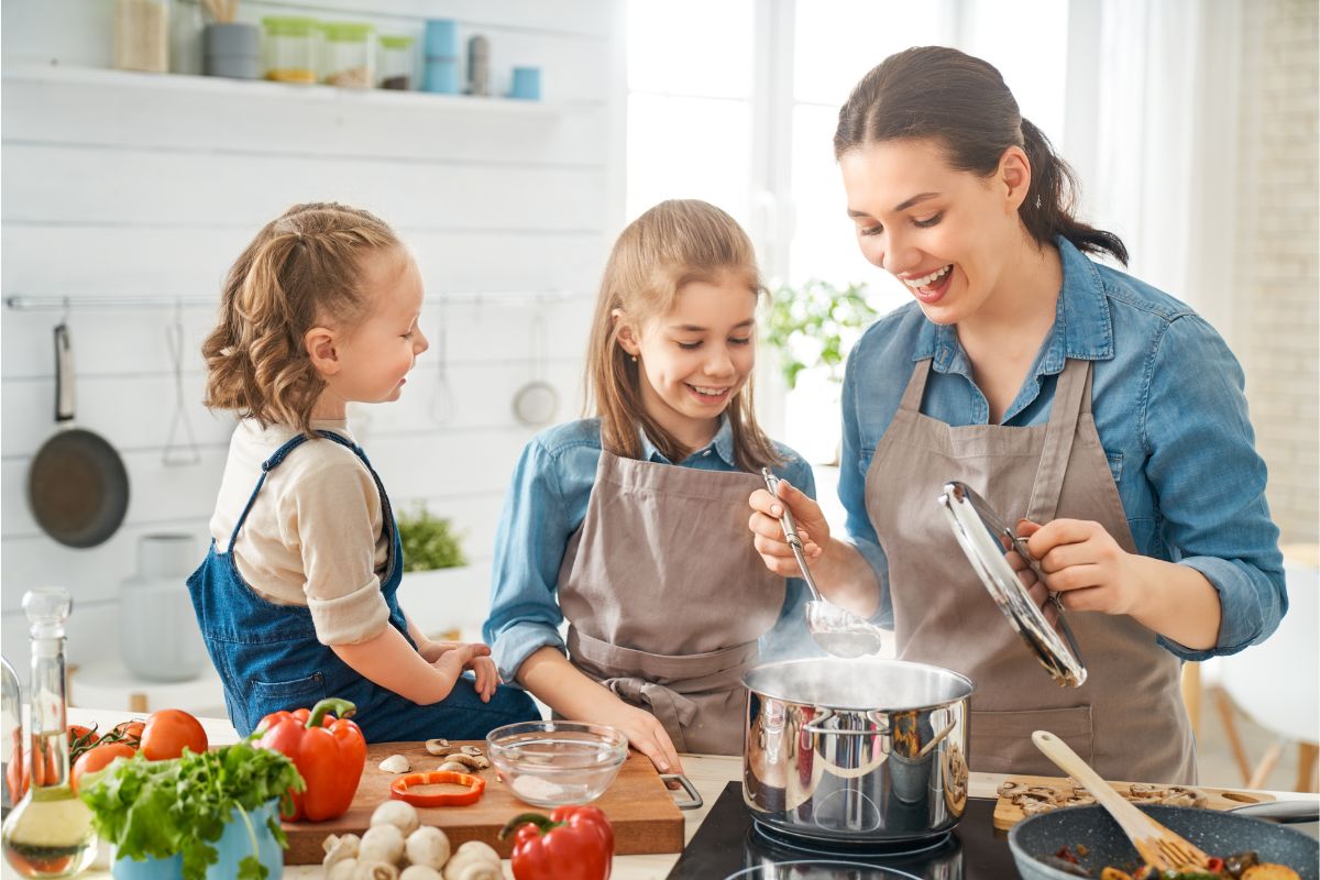 Healthy Non-Toxic PFAS Free Cookware - GreenLife Nylon & Wood Cooking Utensils with Ceramic Crock, 7-Piece Set | Blue by GreenPan