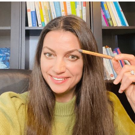 A photo of Irina holding Crunchi eyebrow pencil.